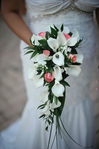 Bouquets-de-mariees-cascade-2